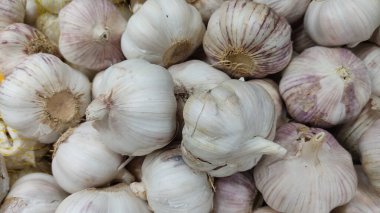 Beyaz arka planda sarımsak 