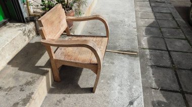 Sokaktaki eski ahşap sandalye 