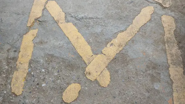 コンクリート舗装上の黄色と黒の矢印の標識 — ストック写真