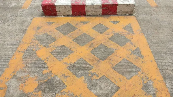 콘크리트 바닥에 노란색 빨간색 표지판 — 스톡 사진