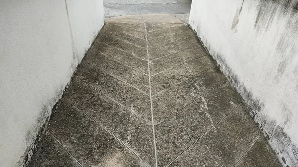 Parede Concreto Com Telhas Brancas — Fotografia de Stock