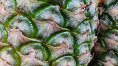 Piyasada taze ananas meyvesi