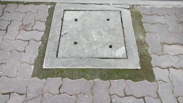 正方形人行道上的洞 — 图库照片