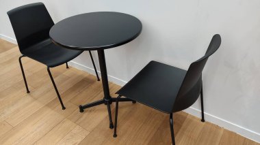 Siyah ve beyaz sandalyeler