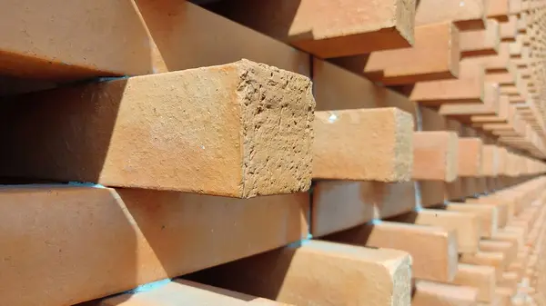 Kırmızı tuğla yığını