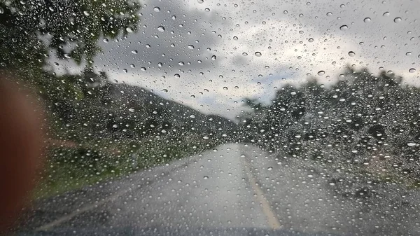 Σταγόνες Βροχής Στο Δρόμο — Φωτογραφία Αρχείου