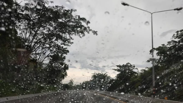 Σταγόνες Βροχής Στο Δρόμο Την Εποχή Των Βροχών — Φωτογραφία Αρχείου