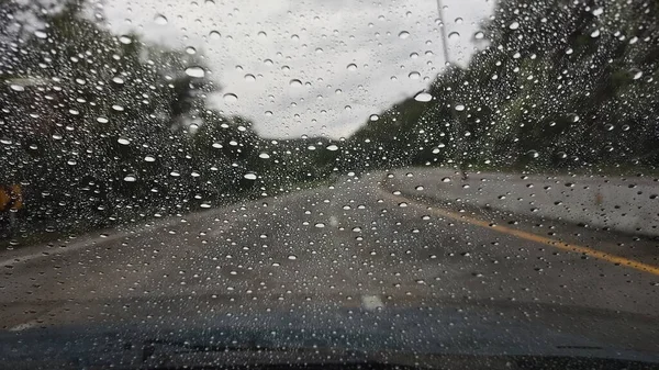 ガラス窓に雨が降り — ストック写真