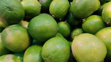 Piyasada taze yeşil limon