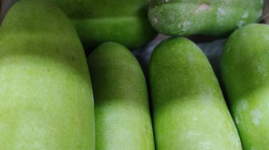 Pişirmek için taze yeşil salatalık