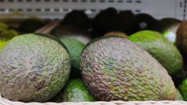 Taze avokado meyvesini kapatın.