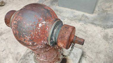 Kırmızı vanalı paslı su musluğu
