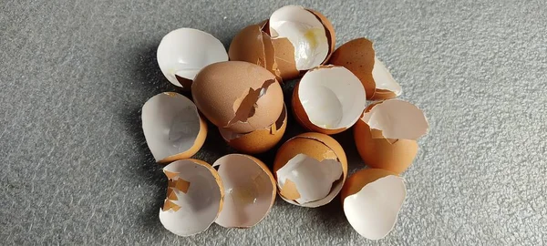 Gebroken Eieren Een Witte Achtergrond Gebroken Schelp — Stockfoto