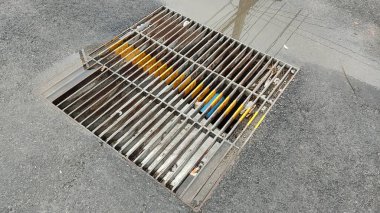 Yerde büyük metal bir boru var.