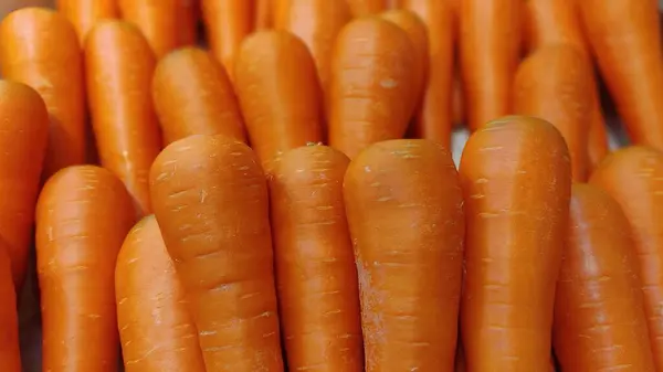 在市场的新鲜胡萝卜 — 图库照片