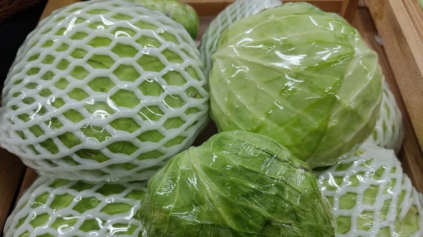 塑料袋里的新鲜卷心菜 — 图库照片