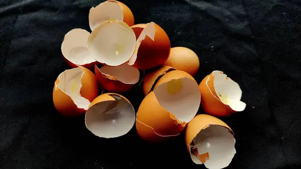 Huevos Rotos Mesa Negra —  Fotos de Stock