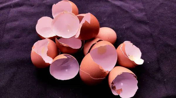 Roze Paaseieren Een Nest Een Roze Papieren Achtergrond Bovenaanzicht — Stockfoto