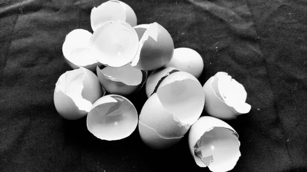 Белые Пасхальные Яйца Миске Черным Фоном — стоковое фото