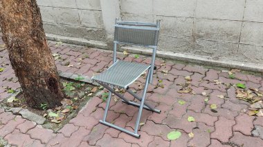 Sokaktaki eski sandalye.