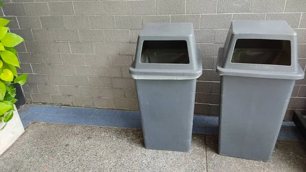 Trash Bin White Garbage Bin City — Stock Photo, Image