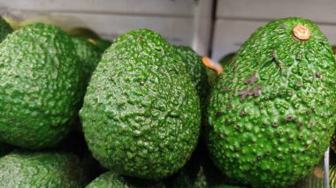 Taze avokado meyvelerini kapatın.