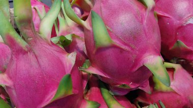 Yakın - markette taze ejderha meyvesi