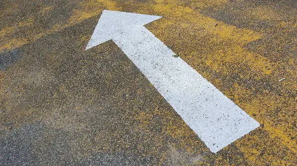 asfalt yol üzerindeki oku