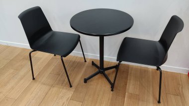 boş siyah sandalye ve masa