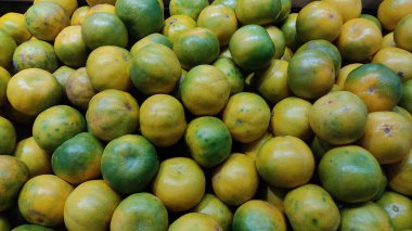 taze yeşil ve sarı mango