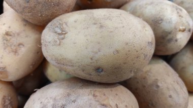 taze patates yığını