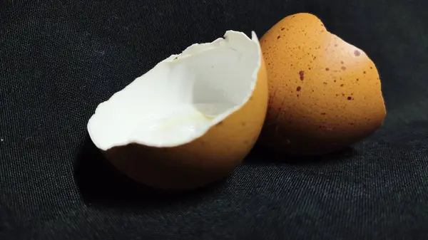 Siyah arkaplanda beyaz yumurta.