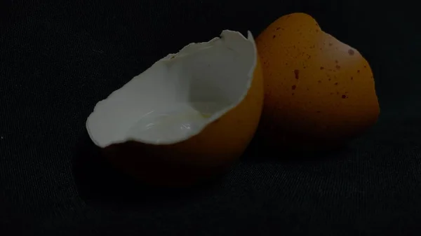 Белое Яйцо Черном Фоне — стоковое фото