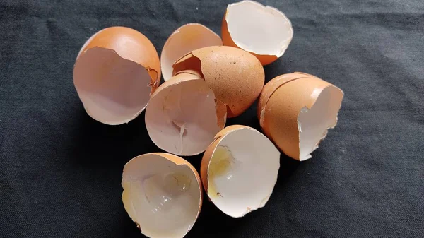 Ahşap arka planda kabuklu yumurtalar