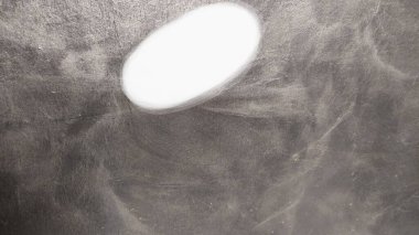 Siyah ve gri rengin beyaz arkaplanı