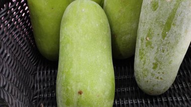 Piyasada taze kabak.
