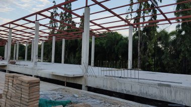 Modern bir binanın içinde.