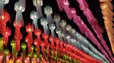 Geceleri renkli Çin fenerleri.