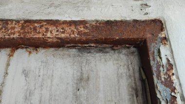 Eski paslı metal kapı