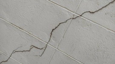 Duvardaki çatlak boya.