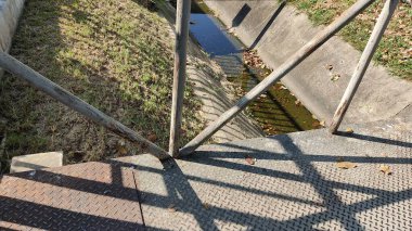 Şehirdeki bir köprü manzarası