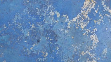 Çatlakları ve çizikleri olan metal bir duvarın dokusu arka plan olarak kullanılabilir.