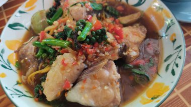 Et ve sebzeli bir kase yemek.