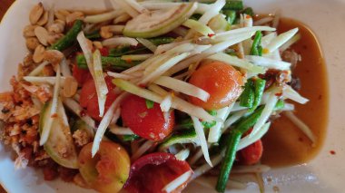 Sebze ve fındıklı bir tabak yemek.