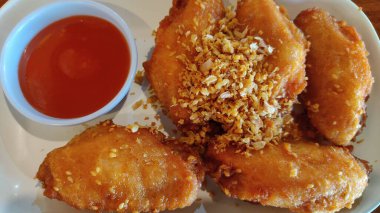 Bir tabak soslu kızarmış tavuk.