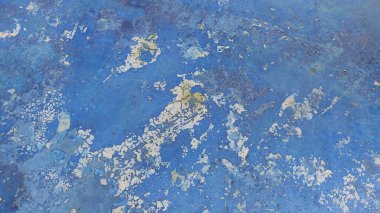 Ortasında sarı nokta olan mavi bir kat.