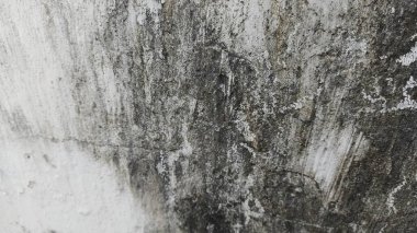 Siyah beyaz resimli kirli bir duvar.