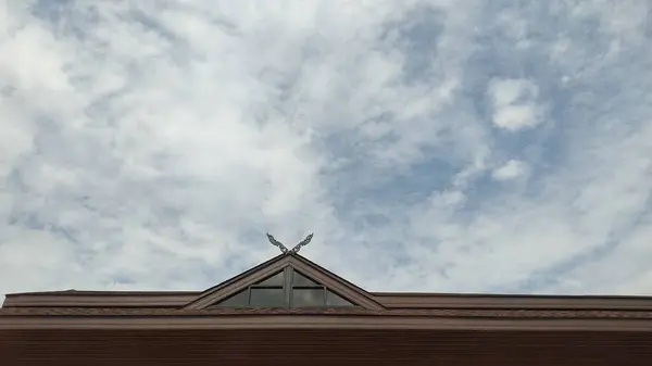 Çatıda saati olan bir bina.