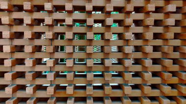 Kare desenli ahşap bir yapı