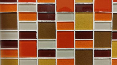 Beyaz arkaplanı olan renkli bir fayans duvarı.